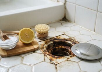 Nem limpador clorado pesado, nem esponja de aço: a melhor maneira de remover pontos de ferrugem superficial em ralos de inox usando limão e bicarbonato, segundo diaristas