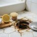 Nem limpador clorado pesado, nem esponja de aço: a melhor maneira de remover pontos de ferrugem superficial em ralos de inox usando limão e bicarbonato, segundo diaristas