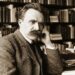 "Friedrich Nietzsche, filósofo alemão: 'Quem tem um porquê para viver pode suportar quase qualquer como' — a frase que explica por que gente sem propósito desmorona no primeiro problema sério