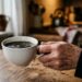 A vergonha de derramar café e a mão que treme escondem um sinal neurológico que poucos investigam