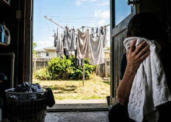 Roupa com cheiro de mofo do varal mesmo em dia de sol? As causas ocultas e a solução definitiva