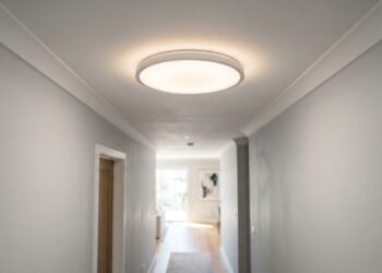 Usar spots de luz direcionável ou plafons de luz difusa na iluminação do corredor de circulação: veja a diferença e qual é a melhor alternativa para ampliar o espaço, segundo arquitetos