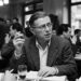 Frase do dia de Jean-Paul Sartre: "Somos condenados a ser livres. Não podemos escapar da responsabilidade de nossas escolhas." – O fardo da liberdade