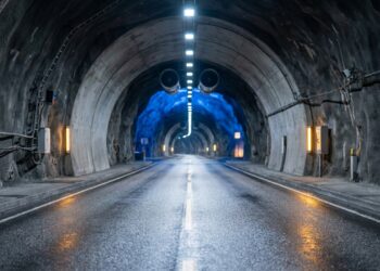 Cavernas iluminadas no túnel de Lærdal