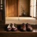 Imagem ilustrativa do genkan, a entrada tradicional das casas japonesas, onde os sapatos são deixados antes de adentrar o ambiente doméstico
