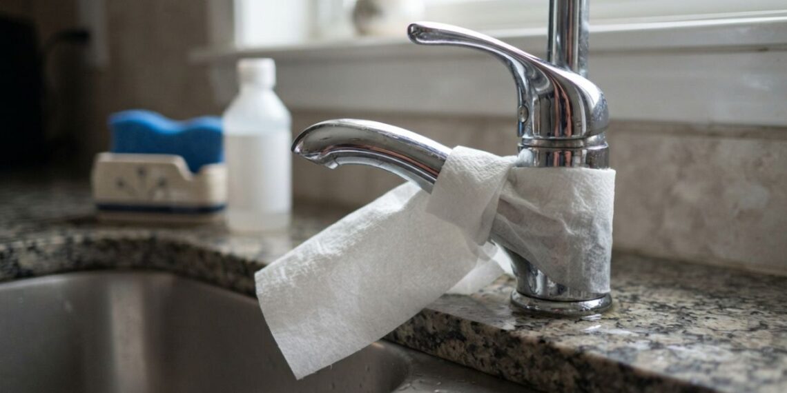 Nem palha de aço, nem produtos abrasivos: a melhor maneira de remover manchas de calcário na base das torneiras usando vinagre aquecido com papel-toalha, segundo encanadores