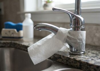 Nem palha de aço, nem produtos abrasivos: a melhor maneira de remover manchas de calcário na base das torneiras usando vinagre aquecido com papel-toalha, segundo encanadores