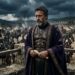 Imperador Marco Aurélio em vestes imperiais romanas mantendo postura calma e serena perante acampamento em movimento.