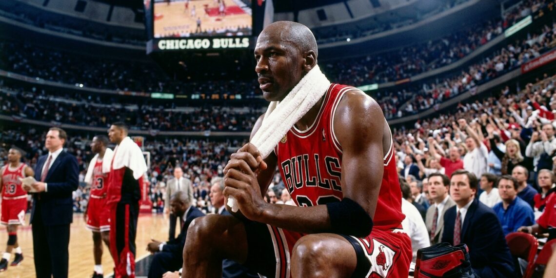 Frase do dia de Michael Jordan: “Eu errei mais de 9.000 arremessos na minha carreira. Perdi quase 300 jogos. Em 26 vezes, confiaram em mim para o arremesso decisivo e eu errei. Eu falhei vezes e vezes na minha vida. E é por isso que eu sou bem-sucedido.” – Essa frase, dita em uma campanha publicitária, revela que o fracasso repetido é mais valioso para o crescimento do que qualquer troféu imaculado.