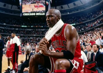 Frase do dia de Michael Jordan: “Eu errei mais de 9.000 arremessos na minha carreira. Perdi quase 300 jogos. Em 26 vezes, confiaram em mim para o arremesso decisivo e eu errei. Eu falhei vezes e vezes na minha vida. E é por isso que eu sou bem-sucedido.” – Essa frase, dita em uma campanha publicitária, revela que o fracasso repetido é mais valioso para o crescimento do que qualquer troféu imaculado.
