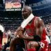 Frase do dia de Michael Jordan: “Eu errei mais de 9.000 arremessos na minha carreira. Perdi quase 300 jogos. Em 26 vezes, confiaram em mim para o arremesso decisivo e eu errei. Eu falhei vezes e vezes na minha vida. E é por isso que eu sou bem-sucedido.” – Essa frase, dita em uma campanha publicitária, revela que o fracasso repetido é mais valioso para o crescimento do que qualquer troféu imaculado.