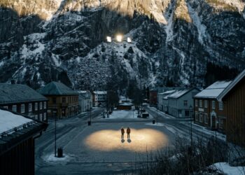 Como espelhos devolvem luz solar ao inverno de Rjukan