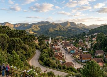 Raízes letãs nas montanhas e destaque internacional em hospitalidade: por que esta vila serrana a mais de 1.500 metros atrai viajantes