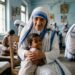 Frase do dia de Madre Teresa de Calcutá: “Nem todos podemos fazer grandes coisas. Mas podemos fazer pequenas coisas com grande amor.” – Essa frase, dita em seus discursos, ensina que a dimensão do ato importa menos do que a intenção e o carinho que colocamos nele.