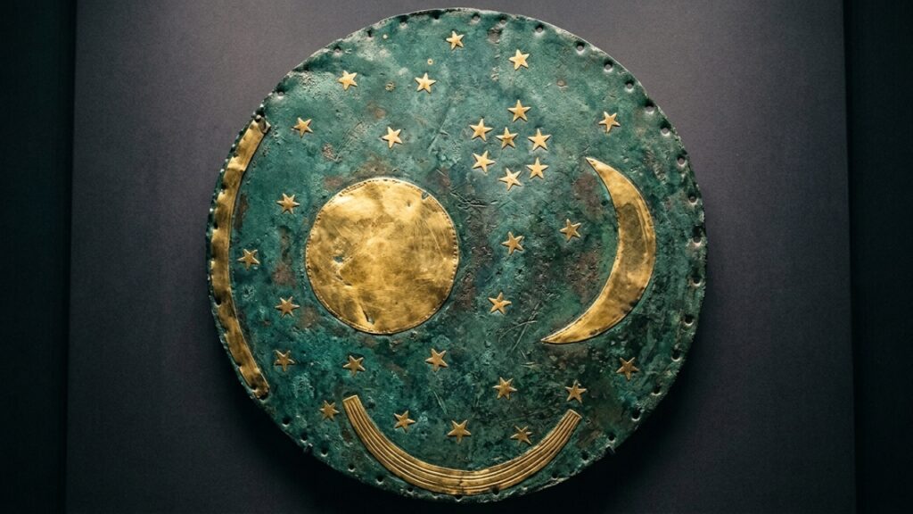 Nebra_Sky_Disc_displayed_202608211357-1024x576 Um disco de bronze enterrado há 3.600 anos reúne o Sol, a Lua e 32 estrelas de ouro na representação concreta mais antiga do céu