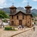 Tradição do garimpo setecentista e arquitetura de quartzito protegida por órgão estadual: esta cidade histórica mineira surpreende os visitantes