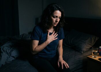 Dor no peito: aprenda a diferenciar infarto, refluxo e ansiedade antes de correr pro hospital