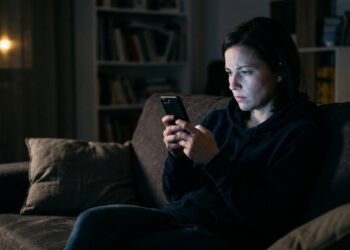 A psicologia mostra que checar o celular o tempo todo não é só ansiedade, mas pode ser uma tentativa de buscar controle em meio à incerteza