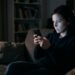 A psicologia mostra que checar o celular o tempo todo não é só ansiedade, mas pode ser uma tentativa de buscar controle em meio à incerteza