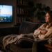 Segundo a ciência, cruzar os braços ao assistir TV é conforto corporal, não desaprovação