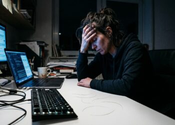 Queda de cabelo por estresse no trabalho: o alerta que muita gente confunde com "coisa da idade”