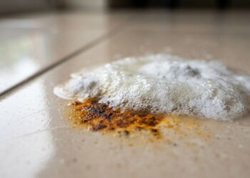 Como remover manchas de ferrugem no piso cerâmico sem usar produtos ácidos que tiram o brilho, segundo pedreiros
