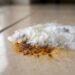 Como remover manchas de ferrugem no piso cerâmico sem usar produtos ácidos que tiram o brilho, segundo pedreiros