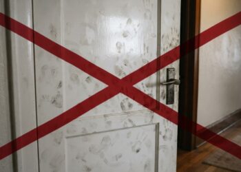 Adeus, marcas de dedos engorduradas em portas laqueadas de branco: nova limpeza rápida com água morna e uma gota de detergente neutro remove a sujeira sem opacar o brilho, segundo pintores