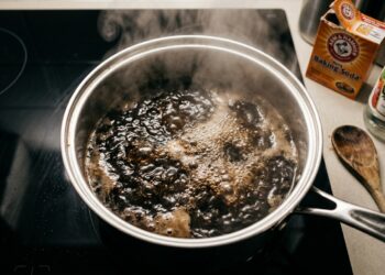 Panela queimada que parece impossível de limpar: o método das avós que economiza produto de limpeza
