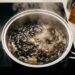 Panela queimada que parece impossível de limpar: o método das avós que economiza produto de limpeza