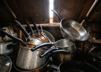 Nem armário novo, nem ganchos caros: o truque das alças que organiza tudo sozinho