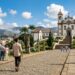 Contando com 12 profetas esculpidos em pedra-sabão por Aleijadinho e santuários de fé: a cidade mineira lidera o turismo cultural