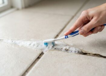 Nem produto caro, nem escovação pesada: a melhor maneira de desencardir o rejunte do piso usando bicarbonato e vinagre, segundo diaristas