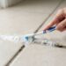 Nem produto caro, nem escovação pesada: a melhor maneira de desencardir o rejunte do piso usando bicarbonato e vinagre, segundo diaristas