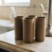 Se você tem rolos de papel higiênico vazios em casa, você tem um tesouro: por que e para que usá-los para guardar cabos e fios de carregadores sem embaraçar