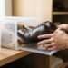 Organizar os sapatos em prateleiras abertas ou dentro de caixas transparentes: veja a diferença e qual é a melhor opção para evitar mofo, segundo organizers