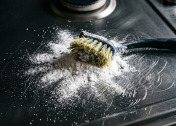 Profissionais de limpeza revelam por que usar bicarbonato em excesso pode danificar o fogão
