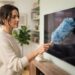 Adeus, marcas de poeira estática acumulada em telas de smart TVs: nova limpeza rápida com espanador eletrostático de plumas sintéticas remove as partículas sem riscar o painel, segundo assistências