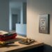 Tomada inteligente com indicador luminoso de segurança instalada em parede de residência recém-construída