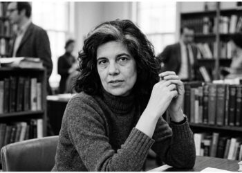 Frase do dia de Susan Sontag: “Compreender é fotografar mentalmente. Mas há algo em qualquer coisa que escapa toda fotografia.” – Uma reflexão sobre os limites do entendimento