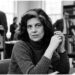 Frase do dia de Susan Sontag: “Compreender é fotografar mentalmente. Mas há algo em qualquer coisa que escapa toda fotografia.” – Uma reflexão sobre os limites do entendimento