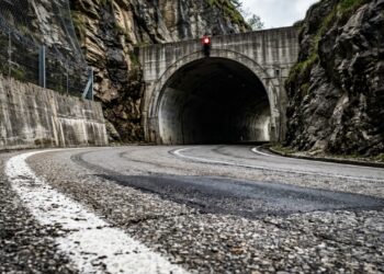 Como a estrada do Passo San Boldo vence a encosta