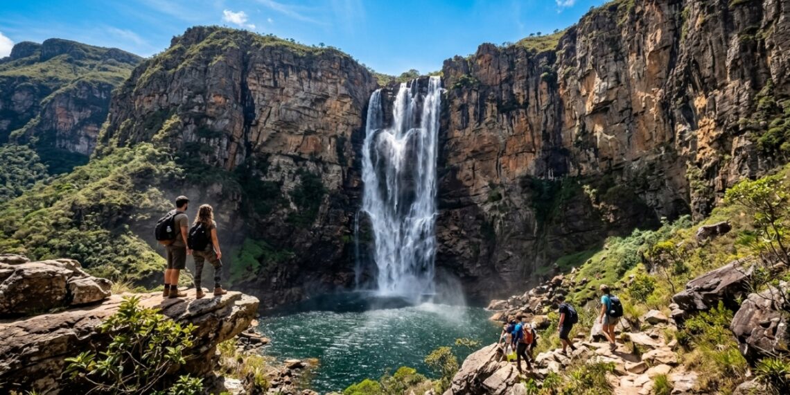 Caminhe por trilhas íngremes na serra e descubra uma monumental queda d'água em formato de coração que desafia as alturas e coroa o ecoturismo local