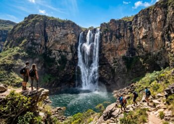 Caminhe por trilhas íngremes na serra e descubra uma monumental queda d'água em formato de coração que desafia as alturas e coroa o ecoturismo local