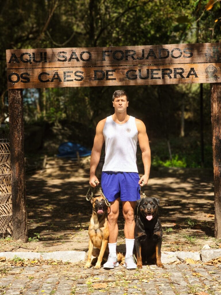 Fuzileiro Naval Lucas Oliveira conquista certificação internacional com o cão de guerra Quill e lança livro