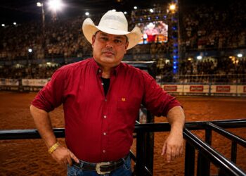James Bonanza consolida legado como um dos grandes nomes da locução de rodeios