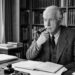 Frase de Carl Jung sobre paixão: "Projetamos no outro tudo aquilo que ainda não reconhecemos em nós mesmos." Uma reflexão sobre desejo, ilusão e percepção
