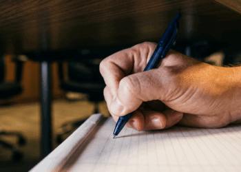 A armadilha psicológica de grupo mais perigosa do trabalho para fazer todos concordarem com erros