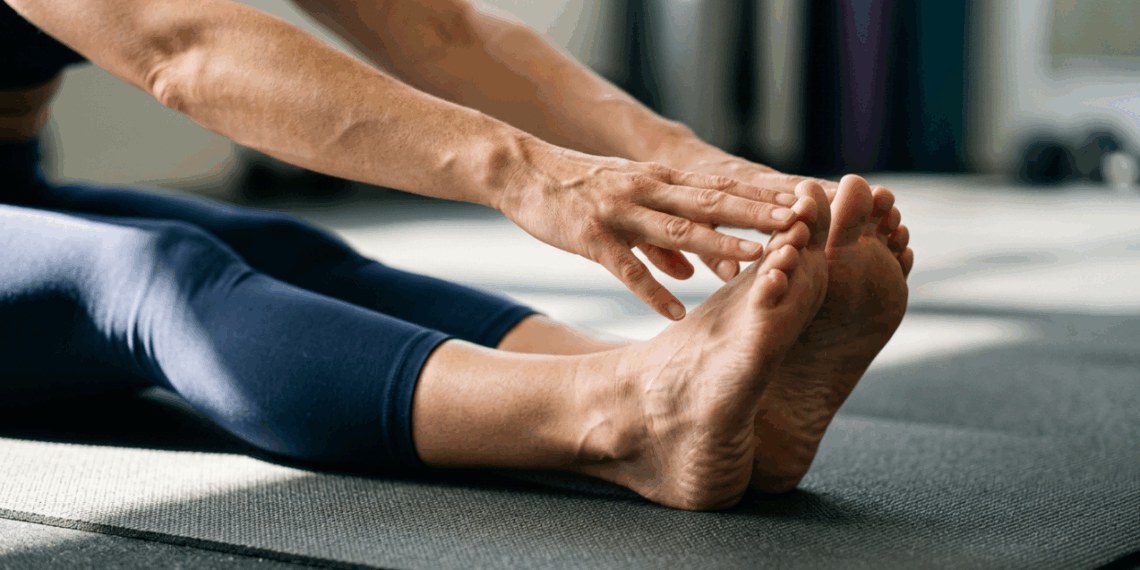 De 20 a 70 anos: qual é a flexibilidade que você deve ter ao tentar tocar os dedos dos pés sentado no chão, e o que isso diz sobre a saúde da sua coluna