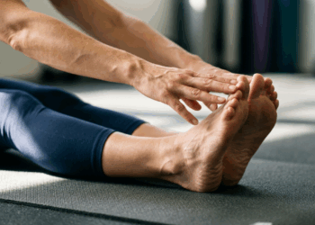 De 20 a 70 anos: qual é a flexibilidade que você deve ter ao tentar tocar os dedos dos pés sentado no chão, e o que isso diz sobre a saúde da sua coluna